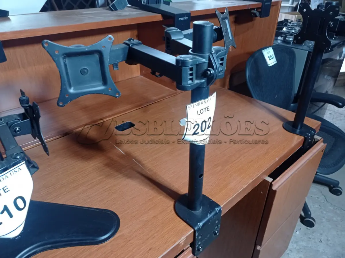 LOTE 202 - 01 SUPORTE PARA MONITOR (MONITOR STAND). (NO ESTADO EM QUE SE ENCONTRA. SUJEITO A AVARIAS OCULTAS/VISÍVEIS.)
