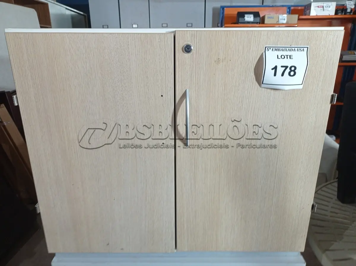 LOTE 178 - 01 ARMÁRIO BAIXO 02 PORTAS EM MADEIRA. (LOW CABINET) (NO ESTADO EM QUE SE ENCONTRA. SUJEITO A AVARIAS OCULTAS/VISÍVEIS.)