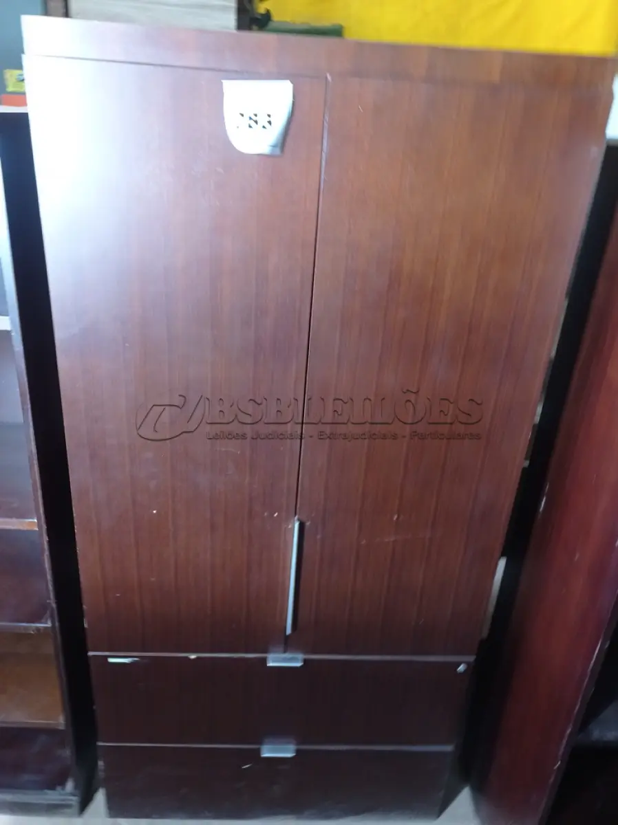 LOTE 283 - 01 ARMÁRIO 02 PORTAS ESCUROS (CABINET). (NO ESTADO EM QUE SE ENCONTRA. SUJEITO A AVARIAS OCULTAS/VISÍVEIS.)