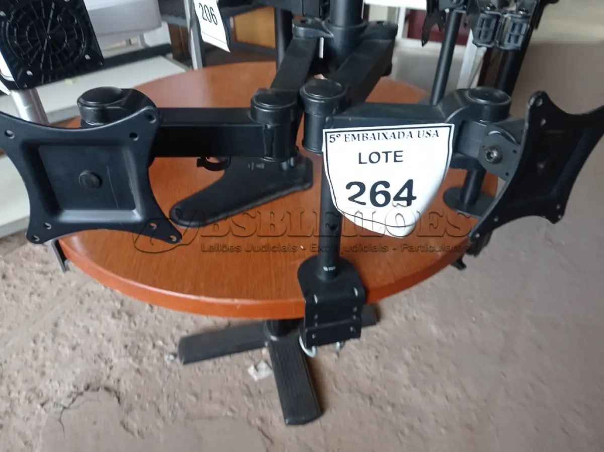 LOTE 264 - 01 SUPORTE PARA MONITOR (MONITOR STAND). (NO ESTADO EM QUE SE ENCONTRA. SUJEITO A AVARIAS OCULTAS/VISÍVEIS.)