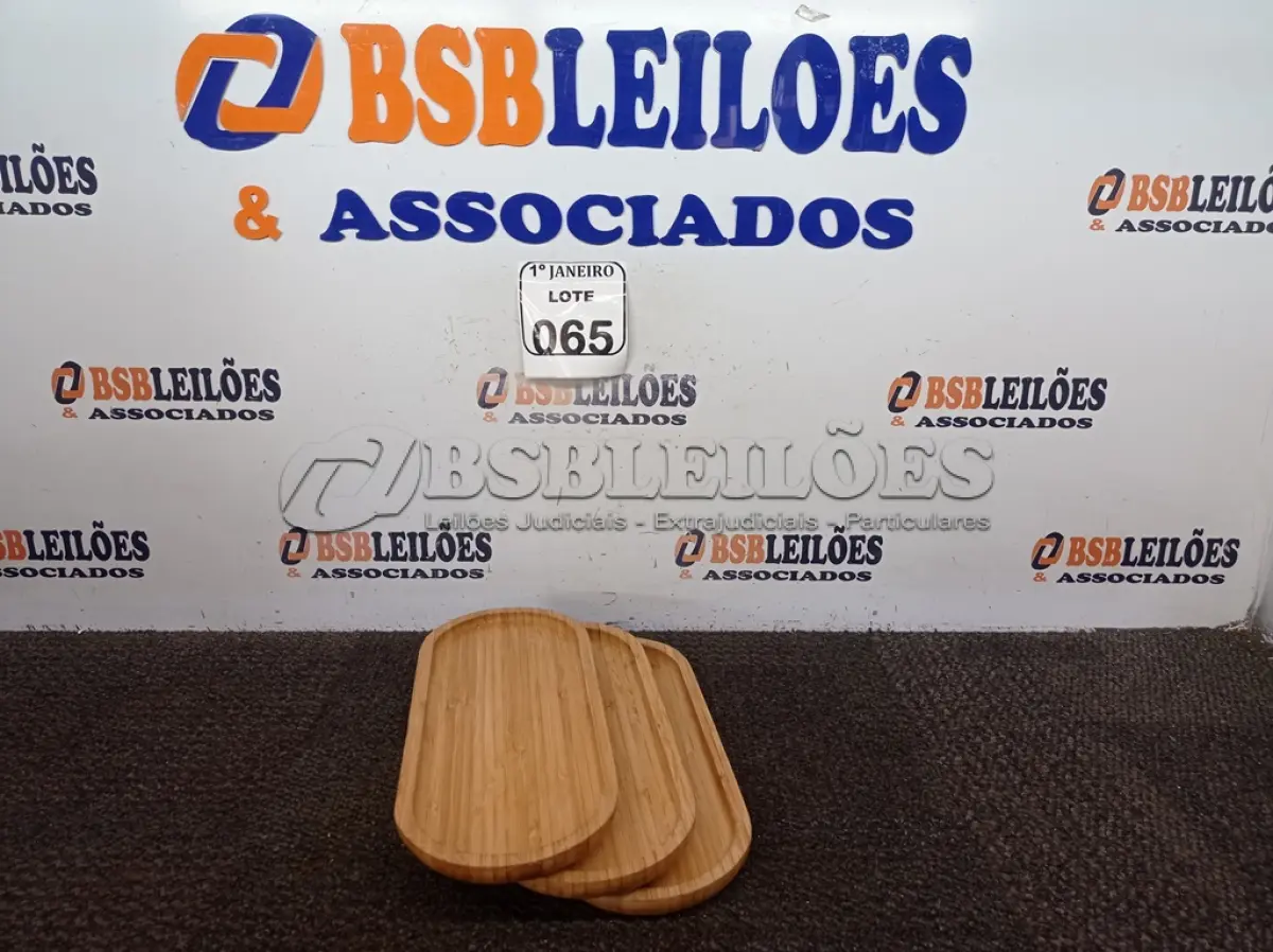 LOTE 065 - 03 TÁBUAS DE MADEIRA P/FRIOS. (NO ESTADO) ATENÇÃO! FAZER A VISITAÇÃO ANTES DE ARREMATAR, NÃO SABEMOS SE FUNCIONA. LEILÃO NÃO TEM GARANTIA E NEM DEVOLUÇÃO, SUJEITO A POSSÍVEIS AVARIAS VISÍVEIS/OCULTAS E/OU AUSÊNCIA DE COMPONENTES.