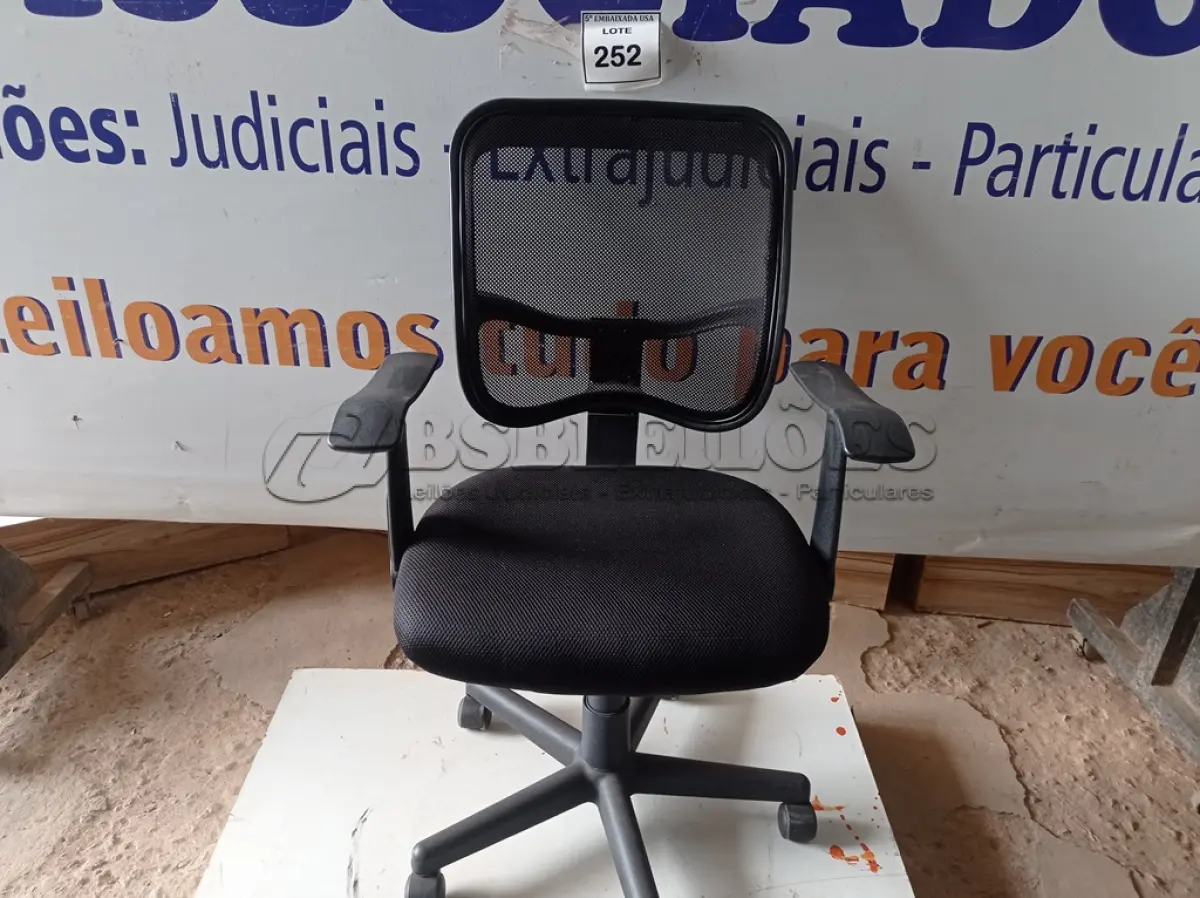 LOTE 252 - 01 CADEIRA DE ESCRITÓRIO GIRATÓRIA. (CHAIR). (NO ESTADO EM QUE SE ENCONTRA. SUJEITO A AVARIAS OCULTAS/VISÍVEIS.)