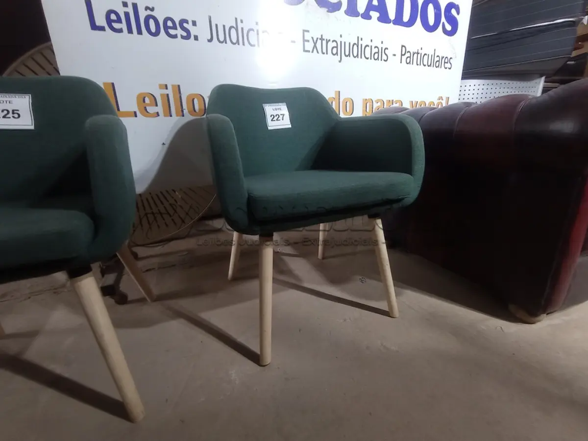 LOTE 227 - 01 CADEIRA VERDE (GREEN CHAIR). (NO ESTADO EM QUE SE ENCONTRA. SUJEITO A AVARIAS OCULTAS/VISÍVEIS.)
