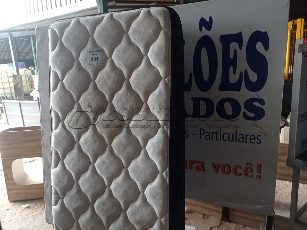 LOTE 231 - 01 COLCHÃO SOLTEIRO C/ BASE (SINGLE MATTRESS). (NO ESTADO EM QUE SE ENCONTRA. SUJEITO A AVARIAS OCULTAS/VISÍVEIS.) BH1442J /BH1442N