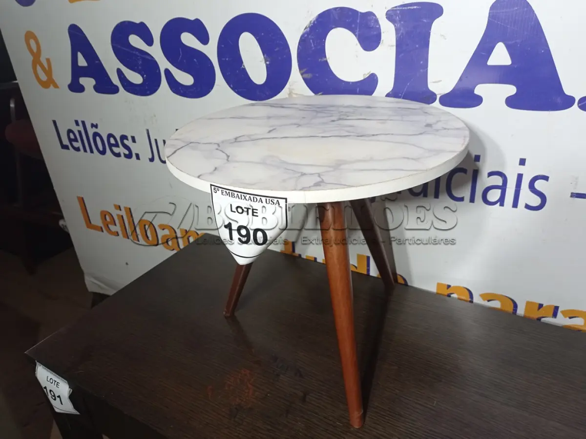 LOTE 190 - 01 MESINHA DE CANTO REDONDA ESTILO MÁRMORE (ROUND MARBLE CORNER TABLE). (NO ESTADO EM QUE SE ENCONTRA. SUJEITO A AVARIAS OCULTAS/VISÍVEIS.)AV9649G