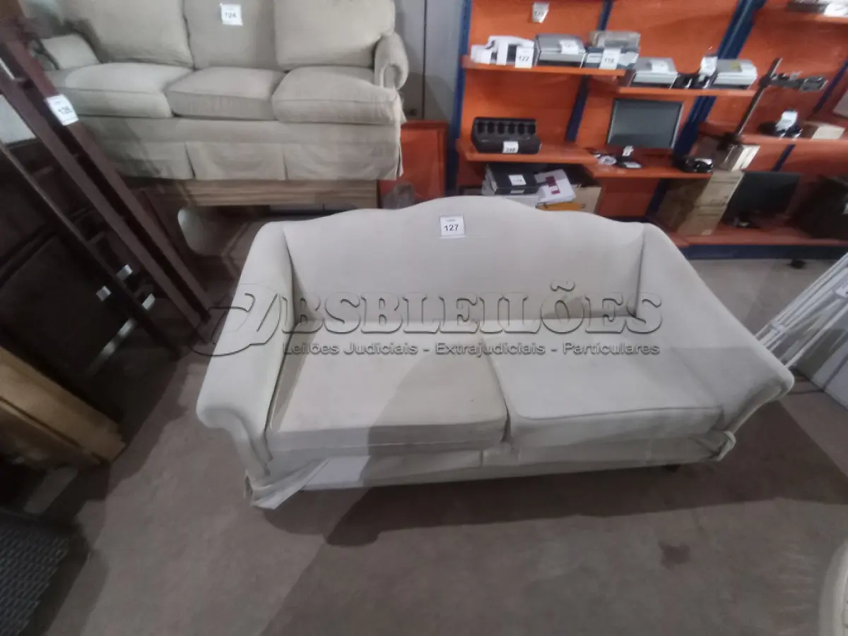 LOTE 127 - 01 SOFÁ 02 LUGARES NA COR CINZA (SOFA). (NO ESTADO EM QUE SE ENCONTRA. SUJEITO A AVARIAS OCULTAS/VISÍVEIS.) BJ7445D