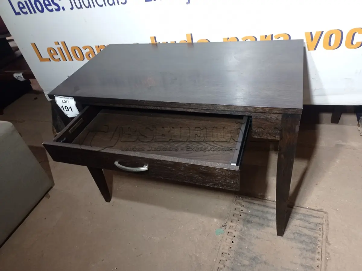 LOTE 191 - 01 APARADOR EM MADEIRA C/ 01 GAVETA (WOODEN SIDEBOARD). (NO ESTADO EM QUE SE ENCONTRA. SUJEITO A AVARIAS OCULTAS/VISÍVEIS.)