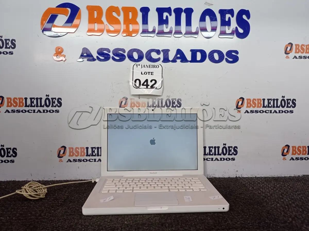 LOTE 042 - 01 MACBOOK S/CARREGADOR. (NO ESTADO) ATENÇÃO! FAZER A VISITAÇÃO ANTES DE ARREMATAR, NÃO SABEMOS SE FUNCIONA. LEILÃO NÃO TEM GARANTIA E NEM DEVOLUÇÃO, SUJEITO A POSSÍVEIS AVARIAS VISÍVEIS/OCULTAS E/OU AUSÊNCIA DE COMPONENTES.