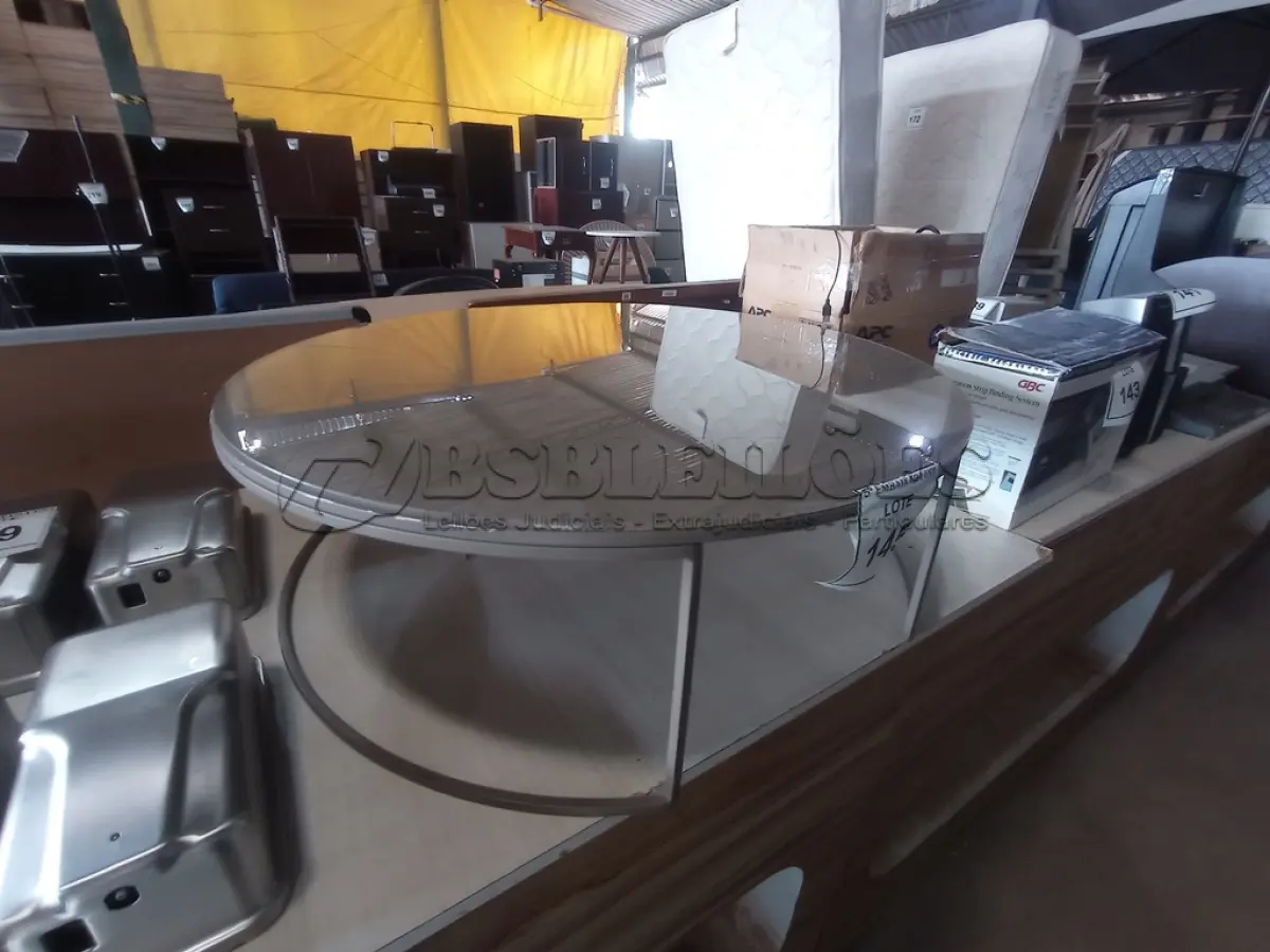 LOTE 145 - 01 MESA DE CENTRO REDONDA CINZA (GRAY ROUND COFFEE TABLE). (NO ESTADO EM QUE SE ENCONTRA. SUJEITO A AVARIAS OCULTAS/VISÍVEIS.)