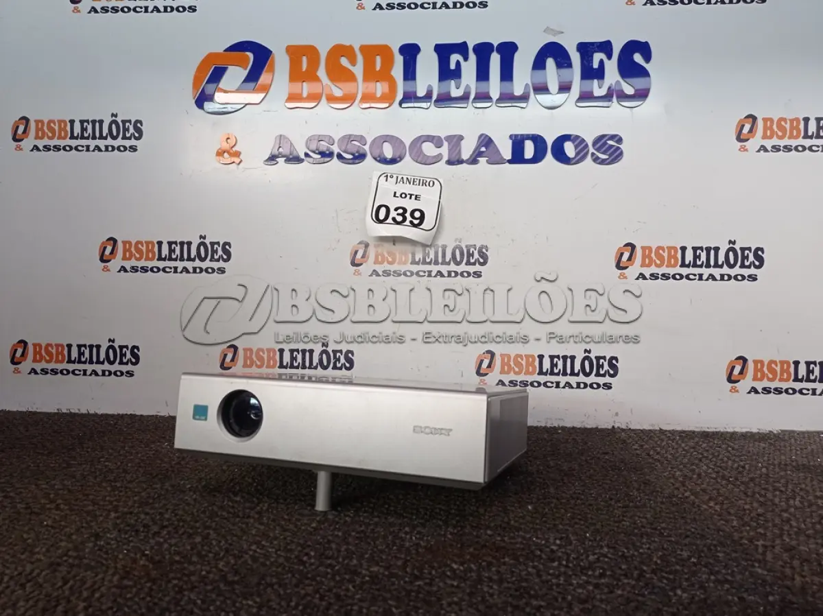 LOTE 039 - 01 PROJETOR MULTIMIDIA MARCA SONY. (NO ESTADO) ATENÇÃO! FAZER A VISITAÇÃO ANTES DE ARREMATAR, NÃO SABEMOS SE FUNCIONA. LEILÃO NÃO TEM GARANTIA E NEM DEVOLUÇÃO, SUJEITO A POSSÍVEIS AVARIAS VISÍVEIS/OCULTAS E/OU AUSÊNCIA DE COMPONENTES.