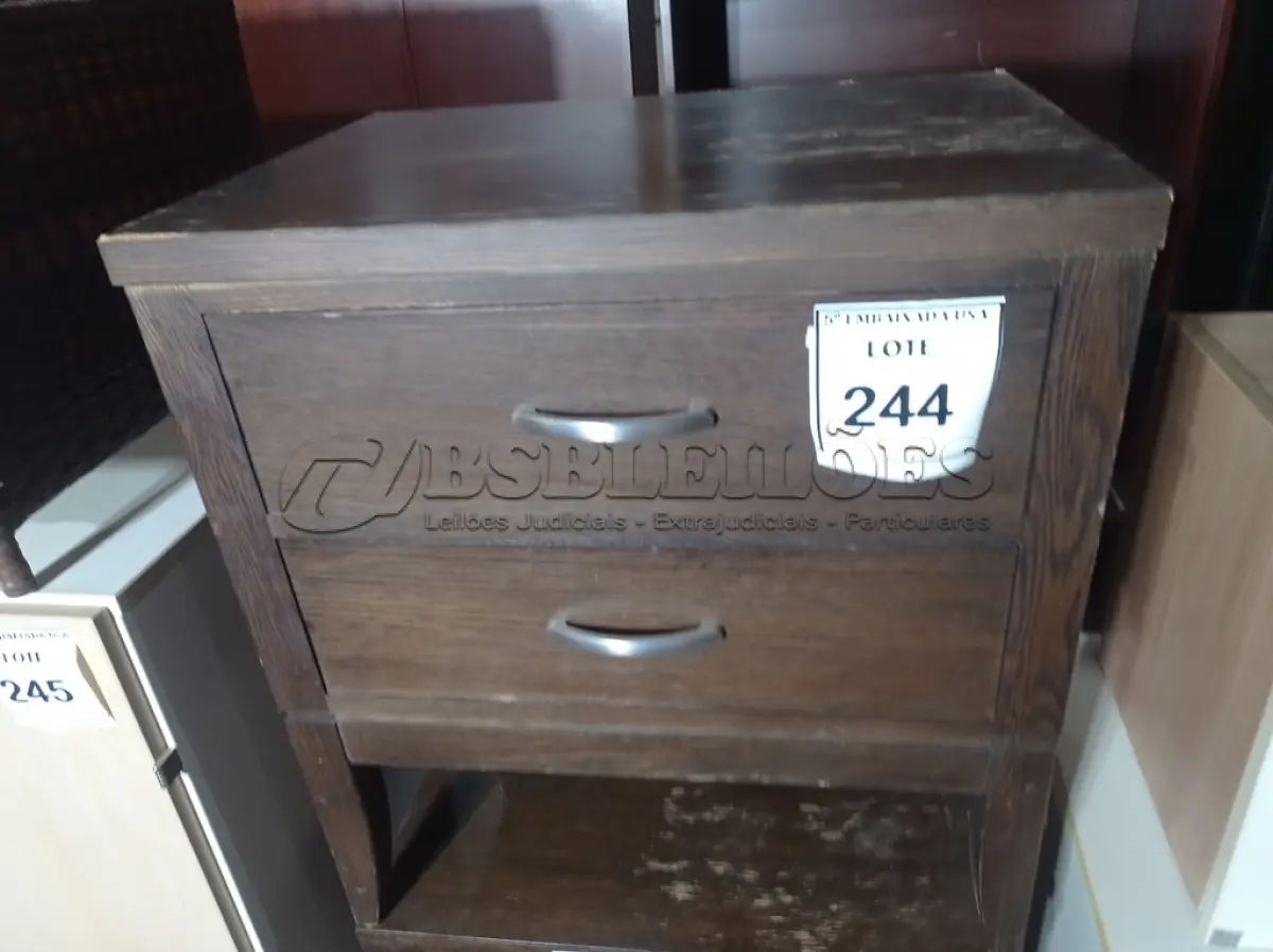 LOTE 244 - 01 GAVETEIRO (DRAWER). (NO ESTADO EM QUE SE ENCONTRA. SUJEITO A AVARIAS OCULTAS/VISÍVEIS.) AV2122N
