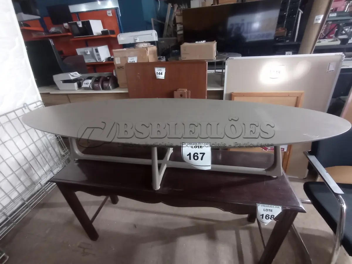 LOTE 167 - 01 MESA DE CENTRO OVAL CINZA (GRAY OVAL COFFEE TABLE). (NO ESTADO EM QUE SE ENCONTRA. SUJEITO A AVARIAS OCULTAS/VISÍVEIS.)