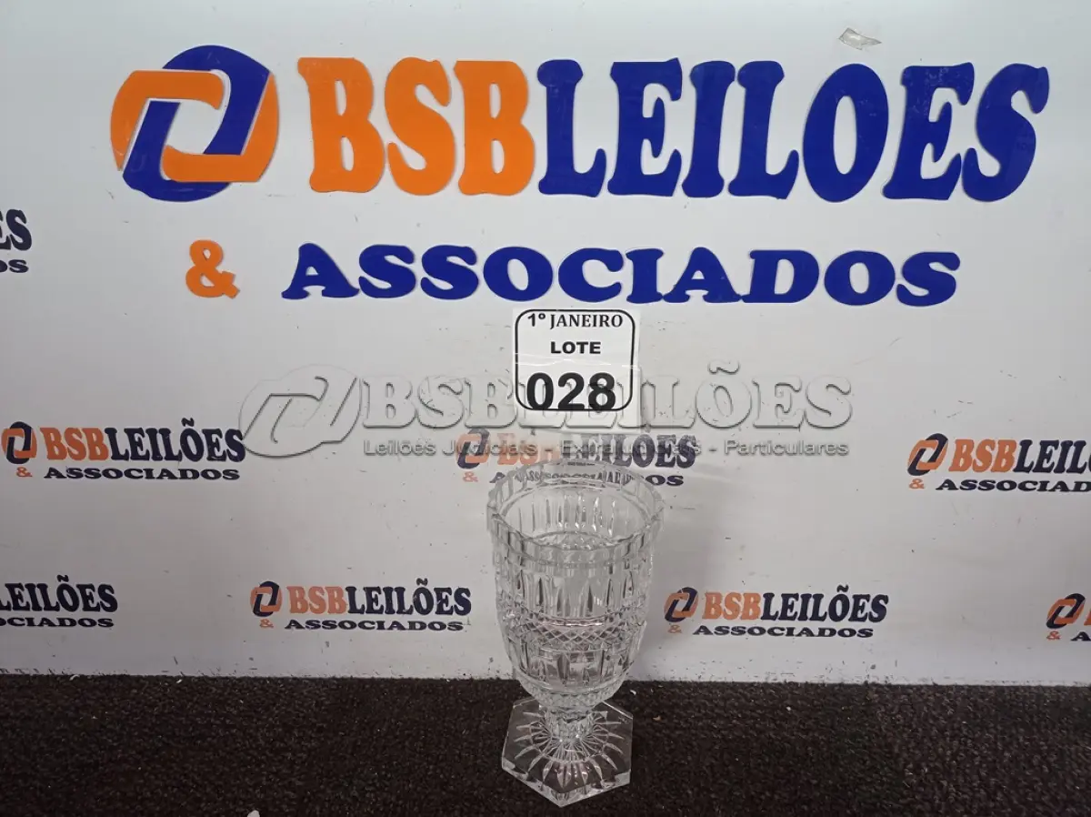 LOTE 028 - 01 VASO DE CRISTAL BOHEMIA. (NO ESTADO) ATENÇÃO! FAZER A VISITAÇÃO ANTES DE ARREMATAR, NÃO SABEMOS SE FUNCIONA. LEILÃO NÃO TEM GARANTIA E NEM DEVOLUÇÃO, SUJEITO A POSSÍVEIS AVARIAS VISÍVEIS/OCULTAS E/OU AUSÊNCIA DE COMPONENTES., NÃO SABEMOS SE FUNCIONA. LEILÃO NÃO TEM GARANTIA E NEM DEVOLUÇÃO, SUJEITO A POSSÍVEIS AVARIAS VISÍVEIS/OCULTAS E/OU AUSÊNCIA DE COMPONENTES.
