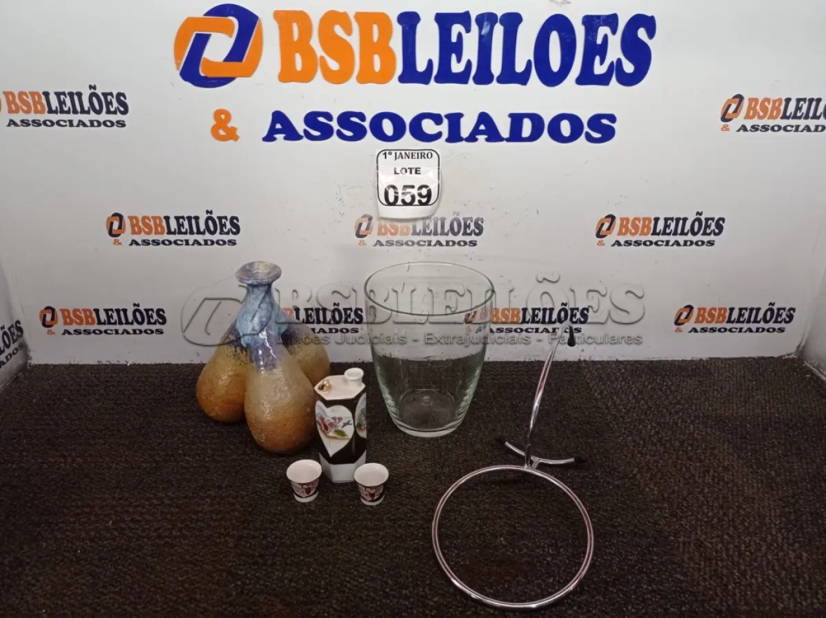 LOTE 059 - 01 CONJUNTO PARA SAQUÊ, 01 BALDE DE VIDRO P/GELO, 01 SUPORTE EM INOX E 01 ENFEITE DECORATIVO. (NO ESTADO) ATENÇÃO! FAZER A VISITAÇÃO ANTES DE ARREMATAR, NÃO SABEMOS SE FUNCIONA. LEILÃO NÃO TEM GARANTIA E NEM DEVOLUÇÃO, SUJEITO A POSSÍVEIS AVARIAS VISÍVEIS/OCULTAS E/OU AUSÊNCIA DE COMPONENTES.