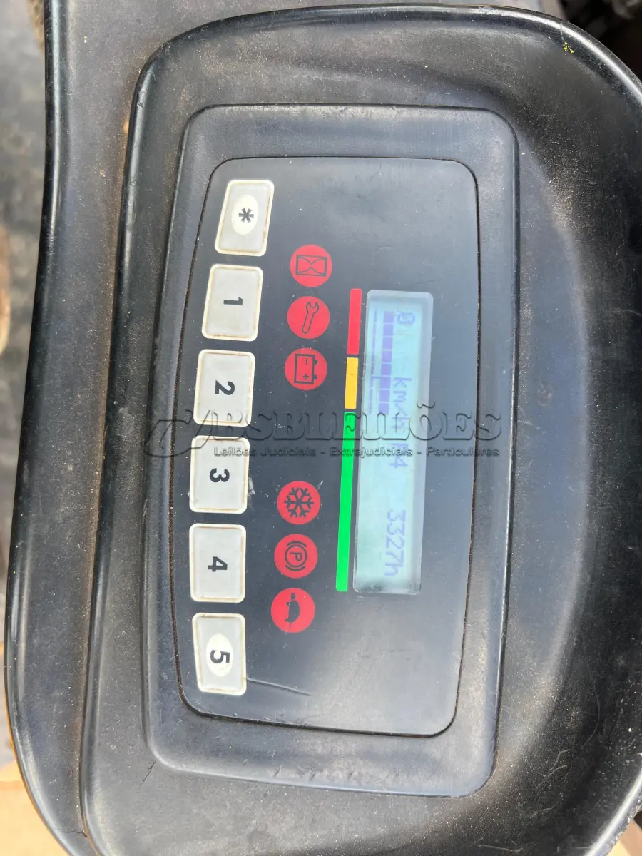LOTE 009 - 01 EMPILHADEIRA  MÁXIMA ELÉTRICA , CAPACIDADE: 2.500 KG, ALTURA: 6 METROS, HORAS: 3.327, ANO 2014 EM OPERAÇÃO (NO ESTADO) (AGENDAR)