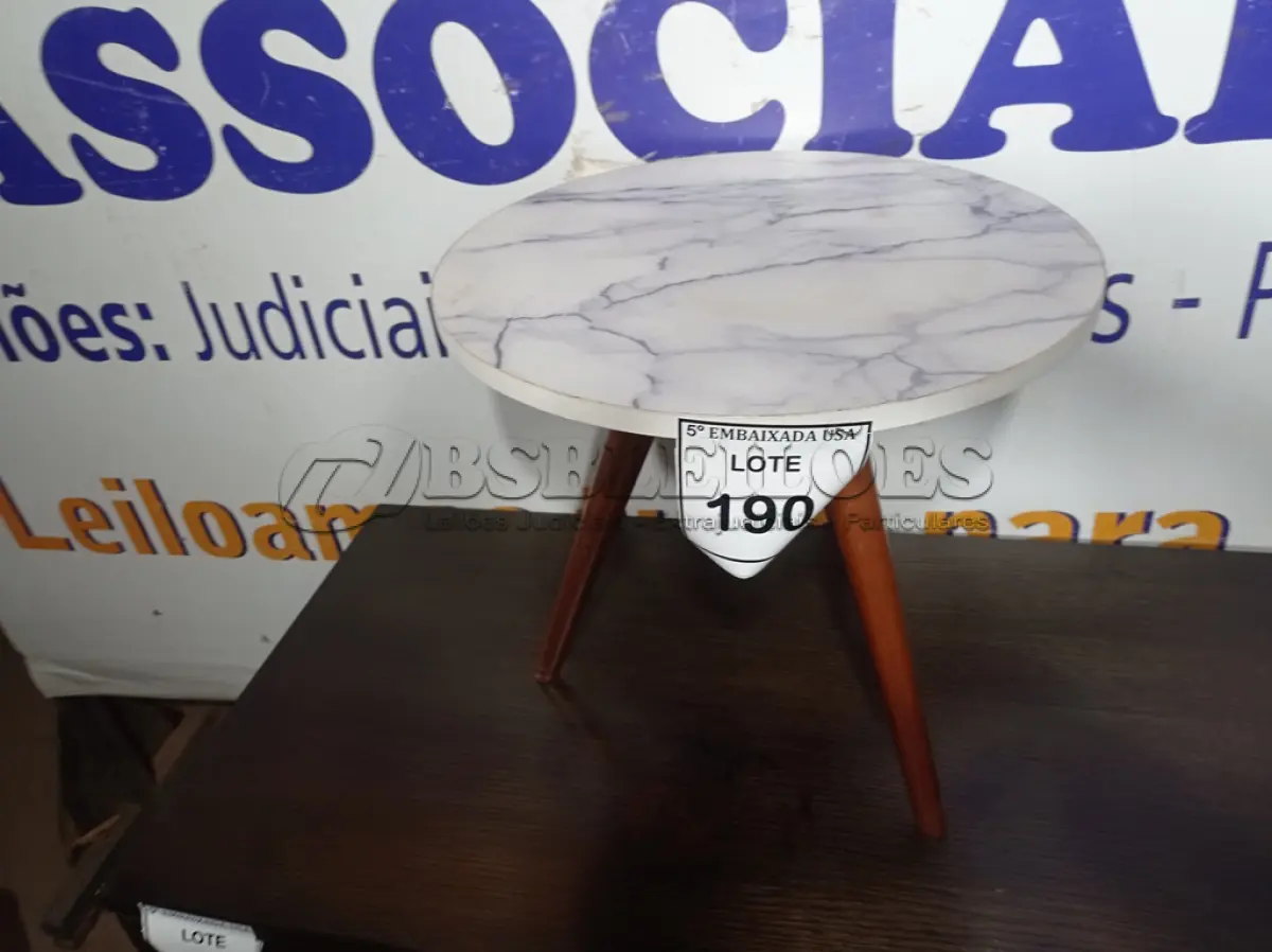 LOTE 190 - 01 MESINHA DE CANTO REDONDA ESTILO MÁRMORE (ROUND MARBLE CORNER TABLE). (NO ESTADO EM QUE SE ENCONTRA. SUJEITO A AVARIAS OCULTAS/VISÍVEIS.)AV9649G