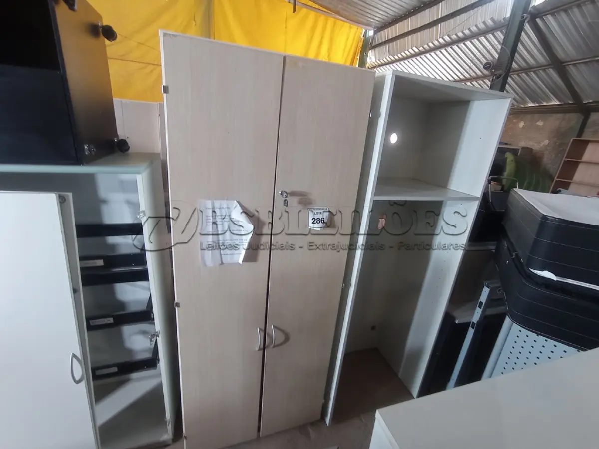 LOTE 286 - 02 ARMÁRIOS EM MADEIRA (WOODEN CABINETS). (NO ESTADO EM QUE SE ENCONTRA. SUJEITO A AVARIAS OCULTAS/VISÍVEIS.)