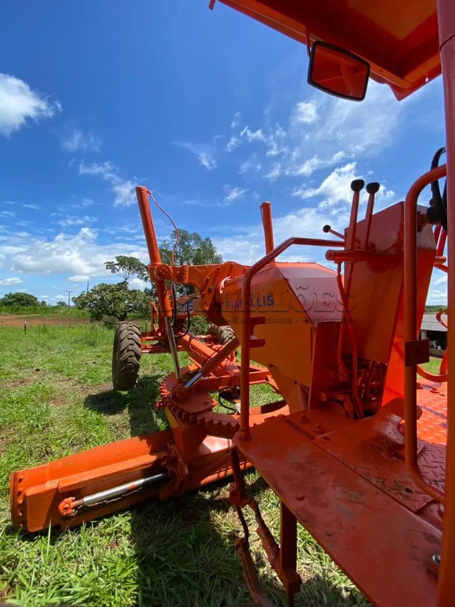LOTE 003 - ITEM 3 - MOTONIVELADORA FG70 LARANJA, ANO 1990, MOTOR MERCEDES, ELÉTRICA NOVA, TRANSMISSÃO NOVA, TANDEM REVISADO, OPERACIONAL, VALOR MERCADO, 115 MIL A 140 MIL, (NO ESTADO) (VISITAÇÃO ABADIÂNIA–GOIÁS) (CONTATO: 62-999250338) 