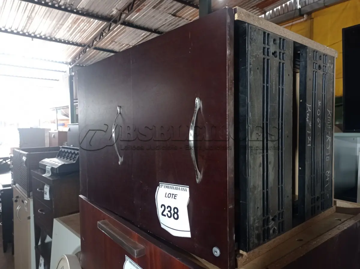 LOTE 238 - 01 GAVETEIRO (DRAWER). (NO ESTADO EM QUE SE ENCONTRA. SUJEITO A AVARIAS OCULTAS/VISÍVEIS.)