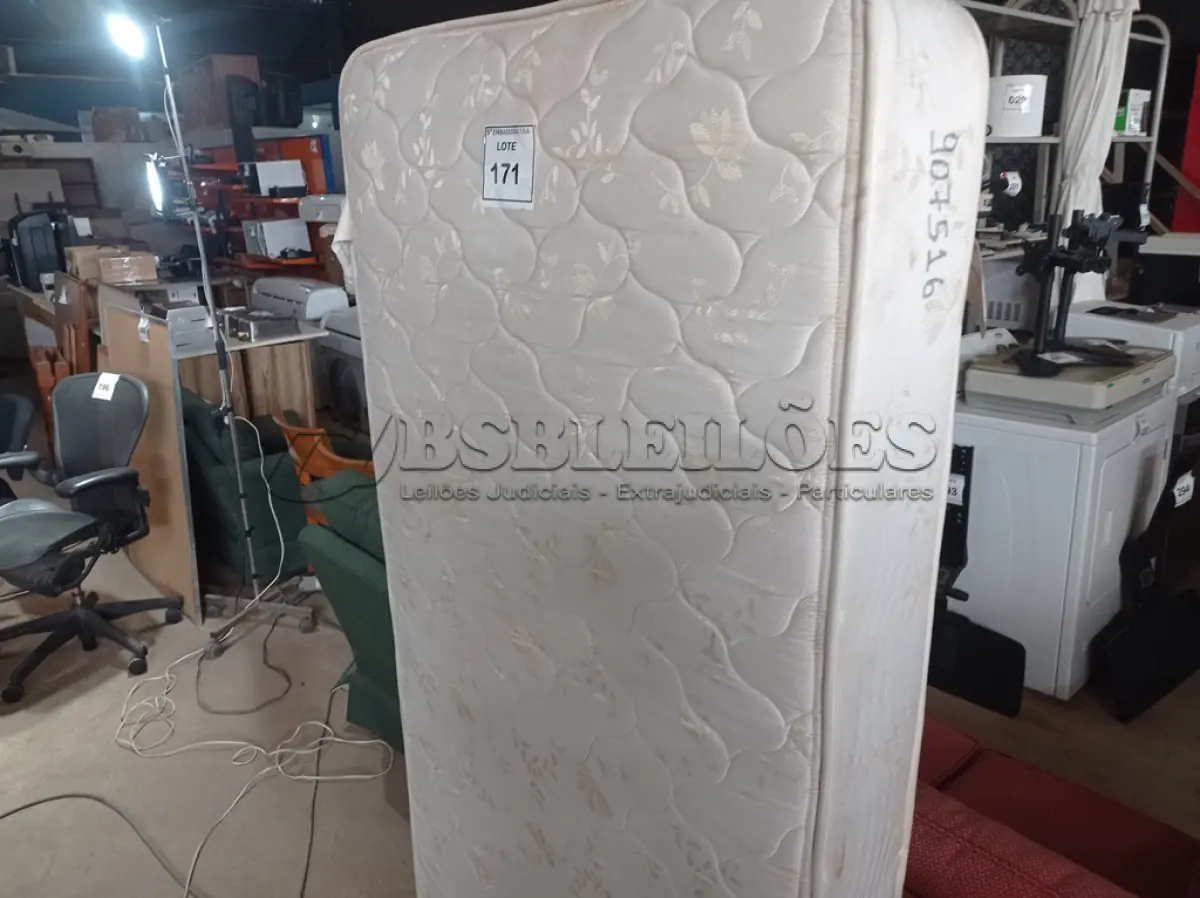 LOTE 171 - 01 COLCHÃO SOLTEIRO (SINGLE MATTRESS). (NO ESTADO EM QUE SE ENCONTRA. SUJEITO A AVARIAS OCULTAS/VISÍVEIS.) BH1482C