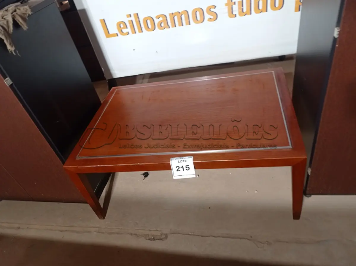 LOTE 215 - 01 MESA DE CENTRO (CENTER TABLE). (NO ESTADO EM QUE SE ENCONTRA. SUJEITO A AVARIAS OCULTAS/VISÍVEIS.)