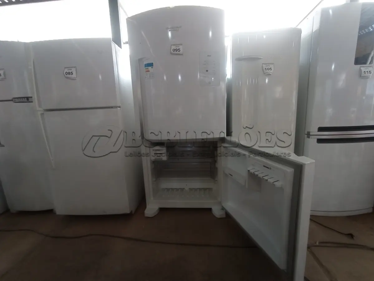 LOTE 095 - 01 REFRIGERADOR INVERSE MARCA BRASTEMP 220V (REFRIGERATOR). (NO ESTADO EM QUE SE ENCONTRA. SUJEITO A AVARIAS OCULTAS/VISÍVEIS.) AV9529V