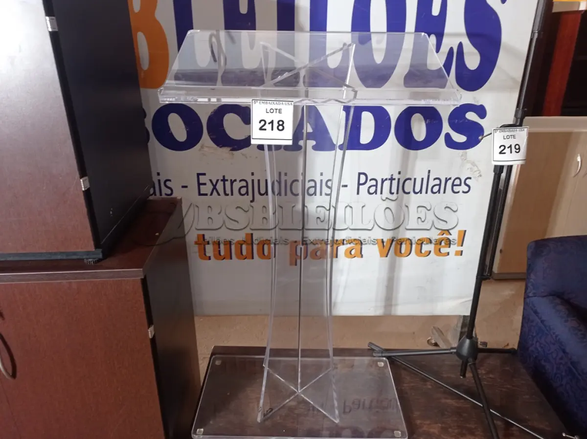 LOTE 218 - 01 PÚLPITO TRANSPARENTE (TRANSPARENT PULPIT). (NO ESTADO EM QUE SE ENCONTRA. SUJEITO A AVARIAS OCULTAS/VISÍVEIS.) (NO ESTADO EM QUE SE ENCONTRA. SUJEITO A AVARIAS OCULTAS/VISÍVEIS.)