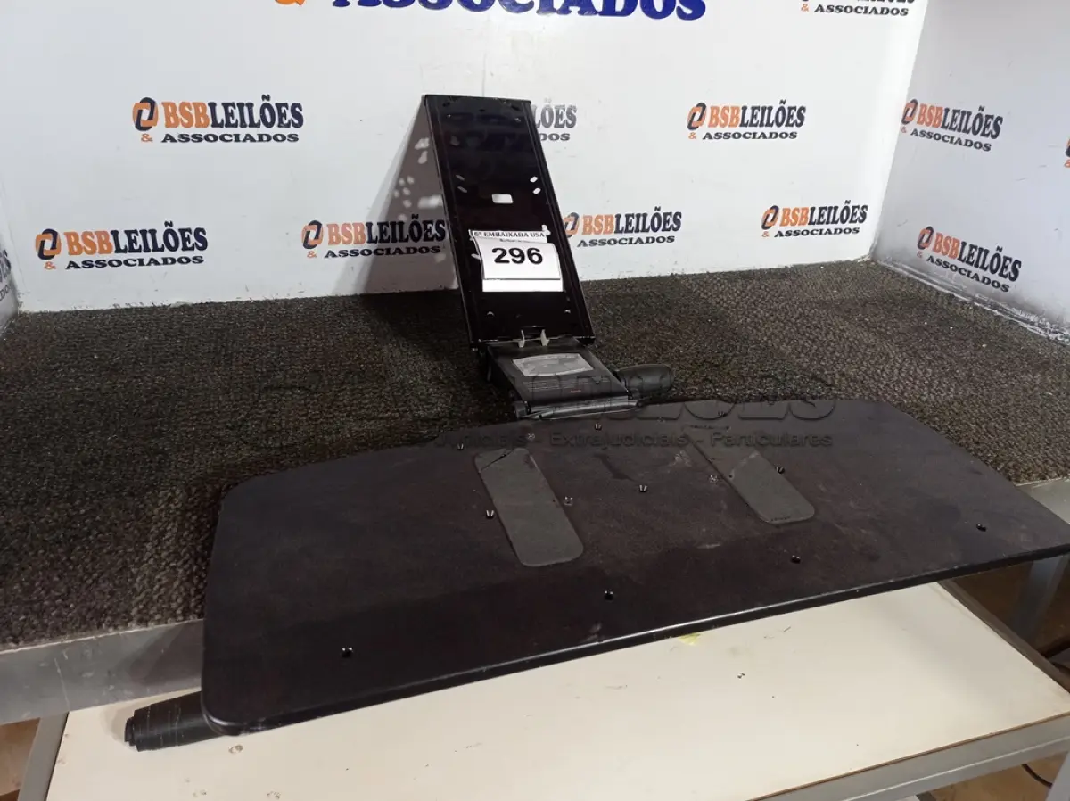 LOTE 296 - 01 CONVERSOR DE MESA AJUSTÁVEL (VARIDESK). (NO ESTADO EM QUE SE ENCONTRA. SUJEITO A AVARIAS OCULTAS/VISÍVEIS.)