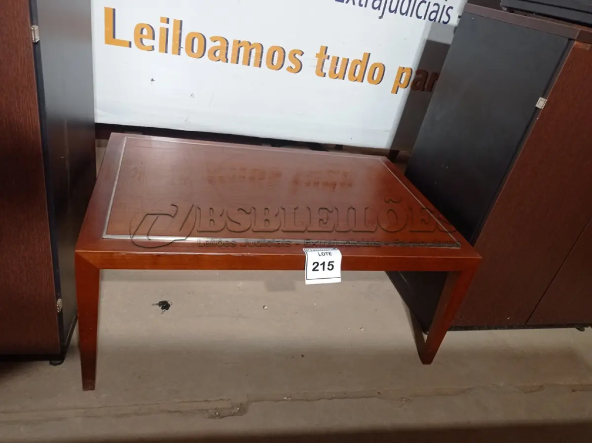 LOTE 215 - 01 MESA DE CENTRO (CENTER TABLE). (NO ESTADO EM QUE SE ENCONTRA. SUJEITO A AVARIAS OCULTAS/VISÍVEIS.)