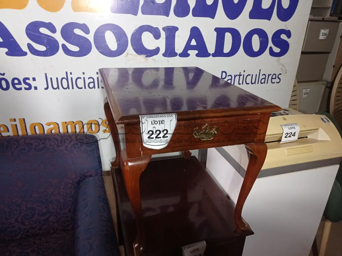 LOTE 222 - 01 MESA EM MADEIRA C/GAVETA (WOODEN TABLE). (NO ESTADO EM QUE SE ENCONTRA. SUJEITO A AVARIAS OCULTAS/VISÍVEIS.) (NO ESTADO EM QUE SE ENCONTRA. SUJEITO A AVARIAS OCULTAS/VISÍVEIS.)
