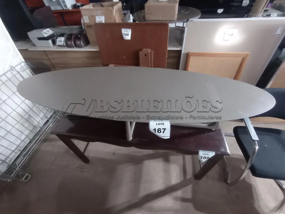 LOTE 167 - 01 MESA DE CENTRO OVAL CINZA (GRAY OVAL COFFEE TABLE). (NO ESTADO EM QUE SE ENCONTRA. SUJEITO A AVARIAS OCULTAS/VISÍVEIS.)