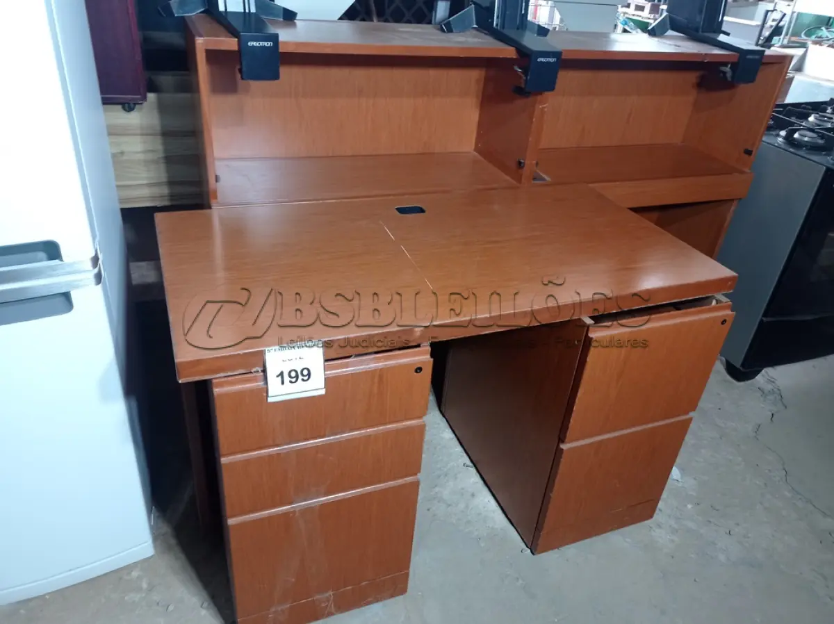 LOTE 199 - 01 MESA PARA COMPUTADOR NA COR MARROM (BROWN CCOMPUTER DESK) (NO ESTADO EM QUE SE ENCONTRA. SUJEITO A AVARIAS OCULTAS/VISÍVEIS.)