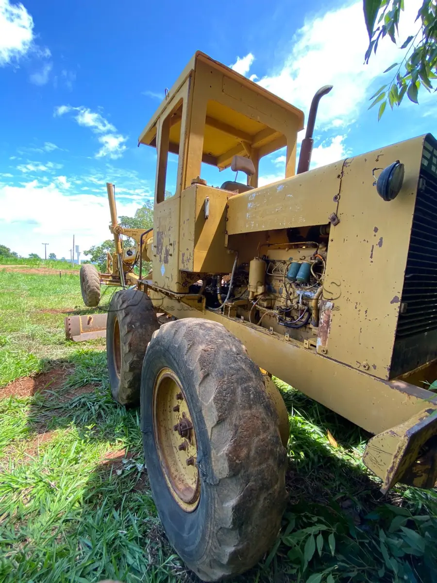LOTE 002 - ITEM 2 - MOTONIVELADORA FIATALLIS FG70 , ANO 1989, MOTOR MERCEDES, MÁQUINA OPERACIONAL, VALOR MERCADO : 100 A 135 MIL (NO ESTADO) (VISITAÇÃO ABADIÂNIA–GOIÁS) (CONTATO: 62-999250338)