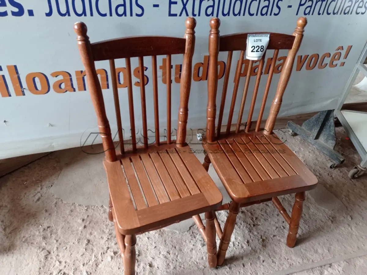 LOTE 228 - 02 CADEIRAS (CHAIRS). (NO ESTADO EM QUE SE ENCONTRA. SUJEITO A AVARIAS OCULTAS/VISÍVEIS.) BH1530V/ BH1530W