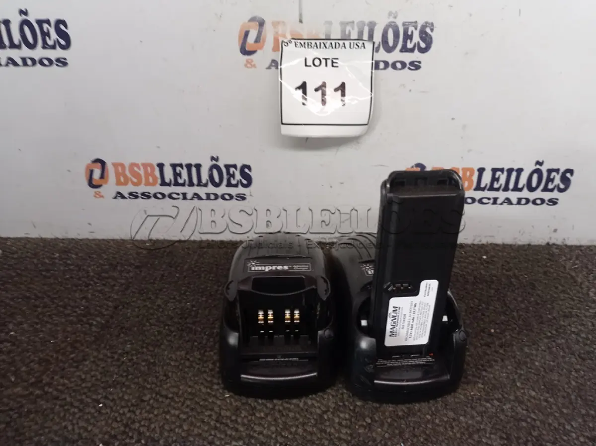 LOTE 111 - 02 CARREGADORES IMPRES. (CHARGERS). (NO ESTADO EM QUE SE ENCONTRA. SUJEITO A AVARIAS OCULTAS/VISÍVEIS.)
