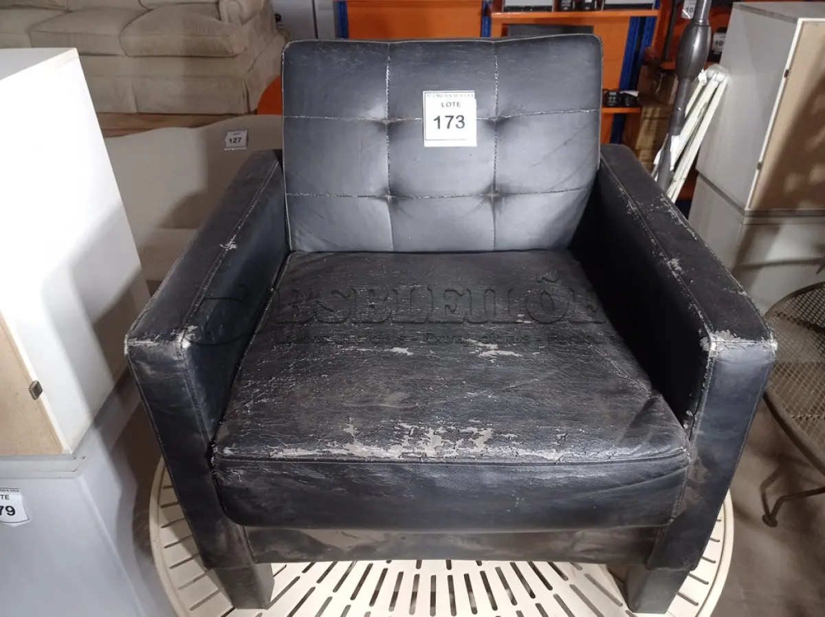 LOTE 173 - 01 POLTRONA PRETA VELHA (OLD BLACK ARMCHAIR). (NO ESTADO EM QUE SE ENCONTRA. SUJEITO A AVARIAS OCULTAS/VISÍVEIS.)