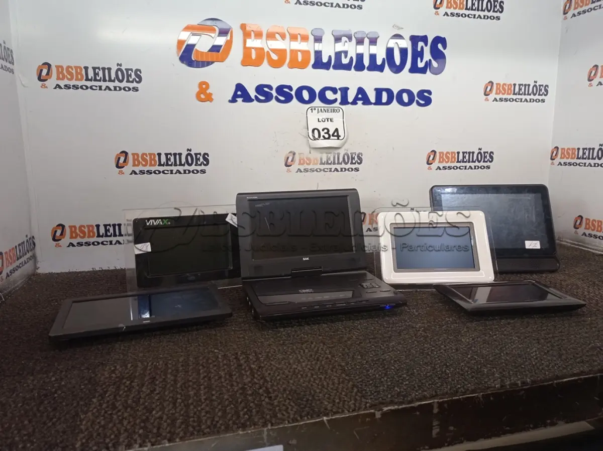 LOTE 034 - 01 DVD PORTÁTIL MARCA BAK E 05 PORTA-RETRATOS DIGITAIS MARCAS E MODELOS DIVERSOS. (NO ESTADO) ATENÇÃO! FAZER A VISITAÇÃO ANTES DE ARREMATAR, NÃO SABEMOS SE FUNCIONA. LEILÃO NÃO TEM GARANTIA E NEM DEVOLUÇÃO, SUJEITO A POSSÍVEIS AVARIAS VISÍVEIS/OCULTAS E/OU AUSÊNCIA DE COMPONENTES.