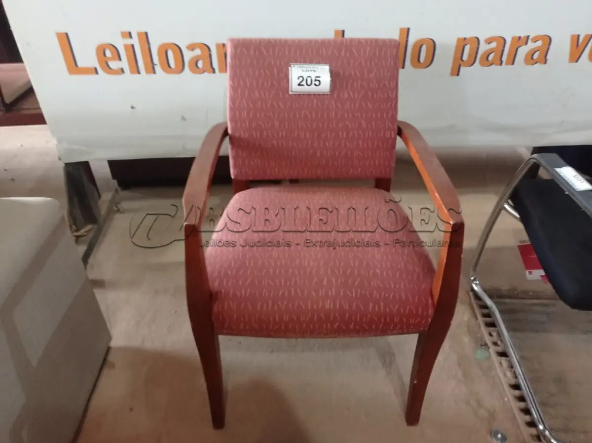 LOTE 205 - 01 CADEIRA NA COR VERMELHA COM ESTAMPA (RED CHAIR WITH PRINT).  (NO ESTADO EM QUE SE ENCONTRA. SUJEITO A AVARIAS OCULTAS/VISÍVEIS.)