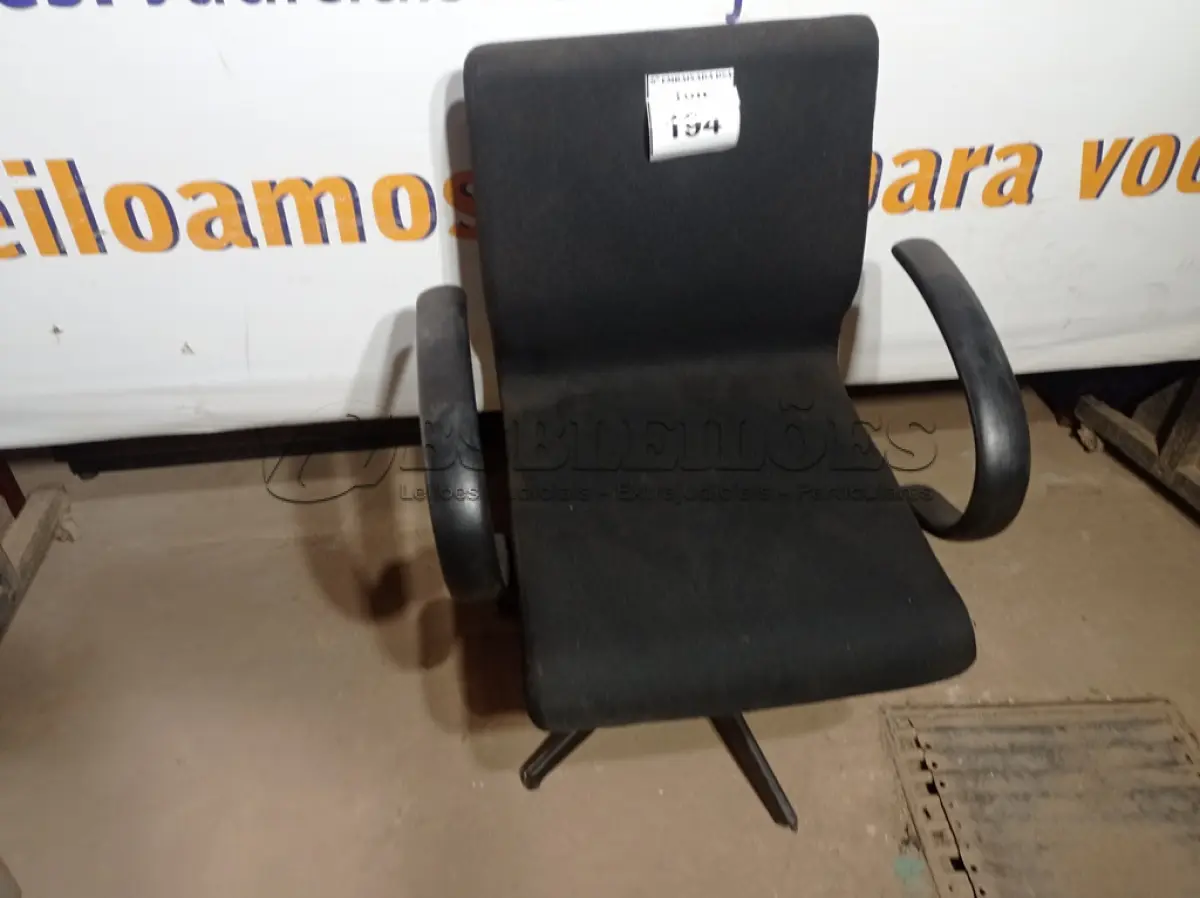 LOTE 194 - 01 CADEIRA DE ESCRITÓRIO PRETA COM RODINHA (BLACK OFFICE CHAIR WITH WHEELS). (NO ESTADO EM QUE SE ENCONTRA. SUJEITO A AVARIAS OCULTAS/VISÍVEIS.)