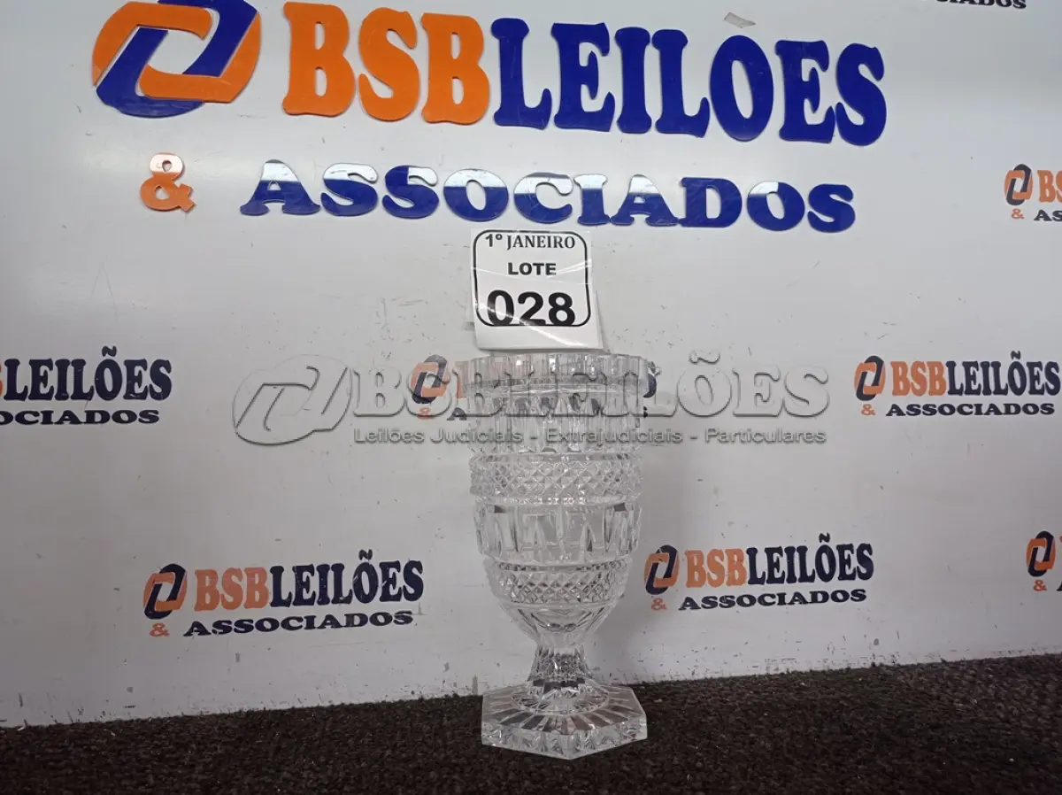 LOTE 028 - 01 VASO DE CRISTAL BOHEMIA. (NO ESTADO) ATENÇÃO! FAZER A VISITAÇÃO ANTES DE ARREMATAR, NÃO SABEMOS SE FUNCIONA. LEILÃO NÃO TEM GARANTIA E NEM DEVOLUÇÃO, SUJEITO A POSSÍVEIS AVARIAS VISÍVEIS/OCULTAS E/OU AUSÊNCIA DE COMPONENTES., NÃO SABEMOS SE FUNCIONA. LEILÃO NÃO TEM GARANTIA E NEM DEVOLUÇÃO, SUJEITO A POSSÍVEIS AVARIAS VISÍVEIS/OCULTAS E/OU AUSÊNCIA DE COMPONENTES.