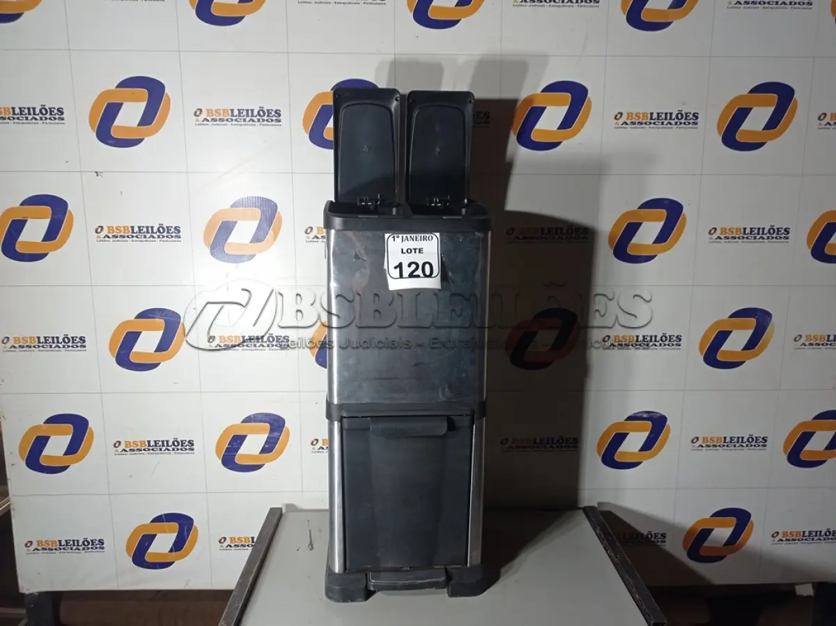 LOTE 120 - 01 LIXEIRA DUPLA C/PEDAL EM INOX. (NO ESTADO) ATENÇÃO! FAZER A VISITAÇÃO ANTES DE ARREMATAR, NÃO SABEMOS SE FUNCIONA. LEILÃO NÃO TEM GARANTIA E NEM DEVOLUÇÃO, SUJEITO A POSSÍVEIS AVARIAS VISÍVEIS/OCULTAS E/OU AUSÊNCIA DE COMPONENTES.