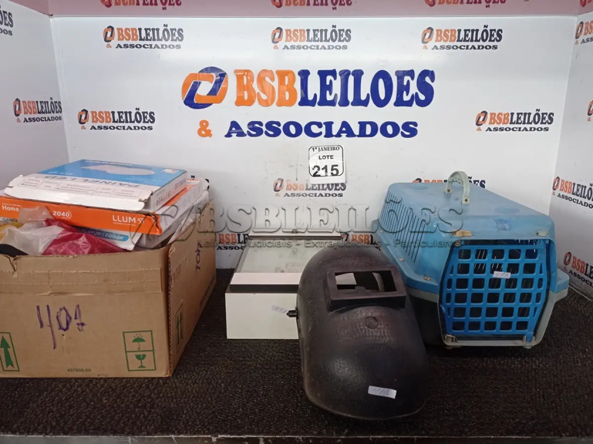 LOTE 215 - 01 TRANSPORTADOR DE PETS, VÁRIAS LUMINÁRIAS E MATERIAIS DIVERSOS. (NO ESTADO) ATENÇÃO! FAZER A VISITAÇÃO ANTES DE ARREMATAR, NÃO SABEMOS SE FUNCIONA. LEILÃO NÃO TEM GARANTIA E NEM DEVOLUÇÃO, SUJEITO A POSSÍVEIS AVARIAS VISÍVEIS/OCULTAS E/OU AUSÊNCIA DE COMPONENTES.