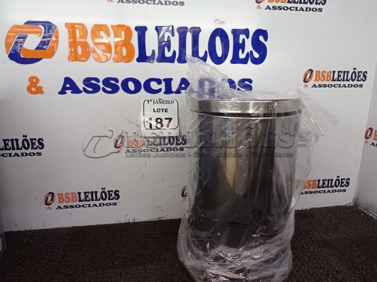 LOTE 187 - 01 LIXEIRA EM INOX 12L C/PEDAL MARCA MOOD. (NO ESTADO) ATENÇÃO! FAZER A VISITAÇÃO ANTES DE ARREMATAR, NÃO SABEMOS SE FUNCIONA. LEILÃO NÃO TEM GARANTIA E NEM DEVOLUÇÃO, SUJEITO A POSSÍVEIS AVARIAS VISÍVEIS/OCULTAS E/OU AUSÊNCIA DE COMPONENTES.