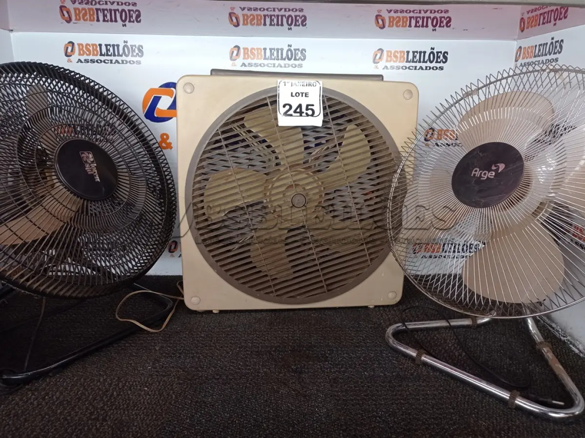 LOTE 245 - 03 VENTILADORES MARCAS E MODELOS DIVERSOS. (NO ESTADO) ATENÇÃO! FAZER A VISITAÇÃO ANTES DE ARREMATAR, NÃO SABEMOS SE FUNCIONA. LEILÃO NÃO TEM GARANTIA E NEM DEVOLUÇÃO, SUJEITO A POSSÍVEIS AVARIAS VISÍVEIS/OCULTAS E/OU AUSÊNCIA DE COMPONENTES.