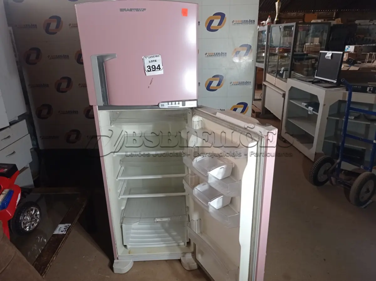 LOTE 394 - 01 GELADEIRA MARCA BRASTEMP 220V. (NO ESTADO) ATENÇÃO! FAZER A VISITAÇÃO ANTES DE ARREMATAR, NÃO SABEMOS SE FUNCIONA. LEILÃO NÃO TEM GARANTIA E NEM DEVOLUÇÃO, SUJEITO A POSSÍVEIS AVARIAS VISÍVEIS/OCULTAS E/OU AUSÊNCIA DE COMPONENTES.
