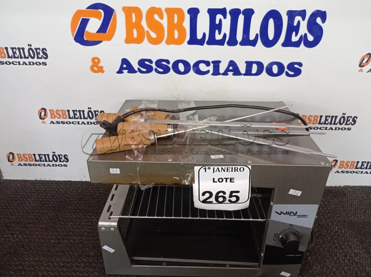 LOTE 265 - 01 CHURRASQUEIRA ELÉTRICA EM INOX C/04 ESPETOS. (NO ESTADO) ATENÇÃO! FAZER A VISITAÇÃO ANTES DE ARREMATAR, NÃO SABEMOS SE FUNCIONA. LEILÃO NÃO TEM GARANTIA E NEM DEVOLUÇÃO, SUJEITO A POSSÍVEIS AVARIAS VISÍVEIS/OCULTAS E/OU AUSÊNCIA DE COMPONENTES.