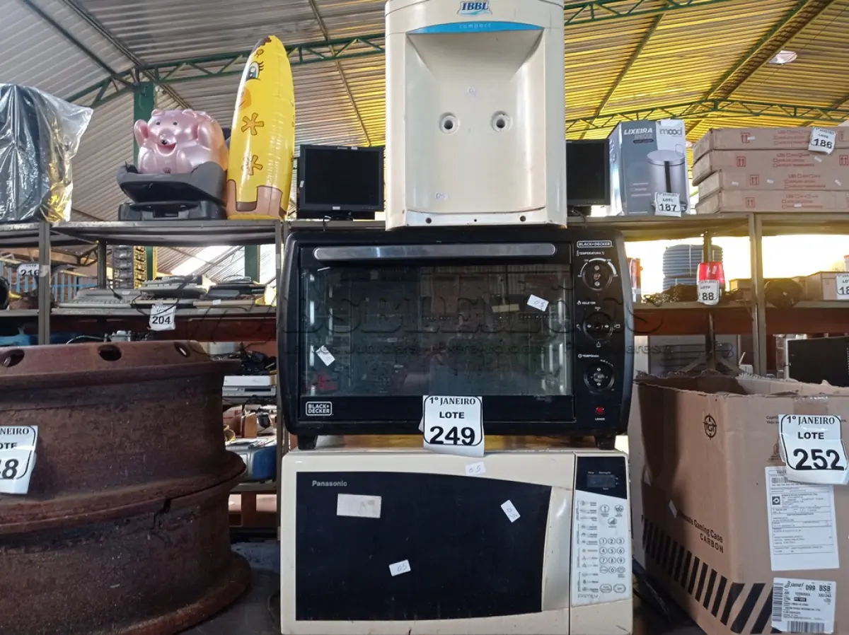 LOTE 249 - 01 FORNO ELÉTRICO MARCA BLACK E DECKER, 01 MICRO-ONDAS PANASONIC E 01 PURIFICADOR DE ÁGUA P/GARRAFÃO MARCA IBBL. (NO ESTADO) ATENÇÃO! FAZER A VISITAÇÃO ANTES DE ARREMATAR, NÃO SABEMOS SE FUNCIONA. LEILÃO NÃO TEM GARANTIA E NEM DEVOLUÇÃO, SUJEITO A POSSÍVEIS AVARIAS VISÍVEIS/OCULTAS E/OU AUSÊNCIA DE COMPONENTES.