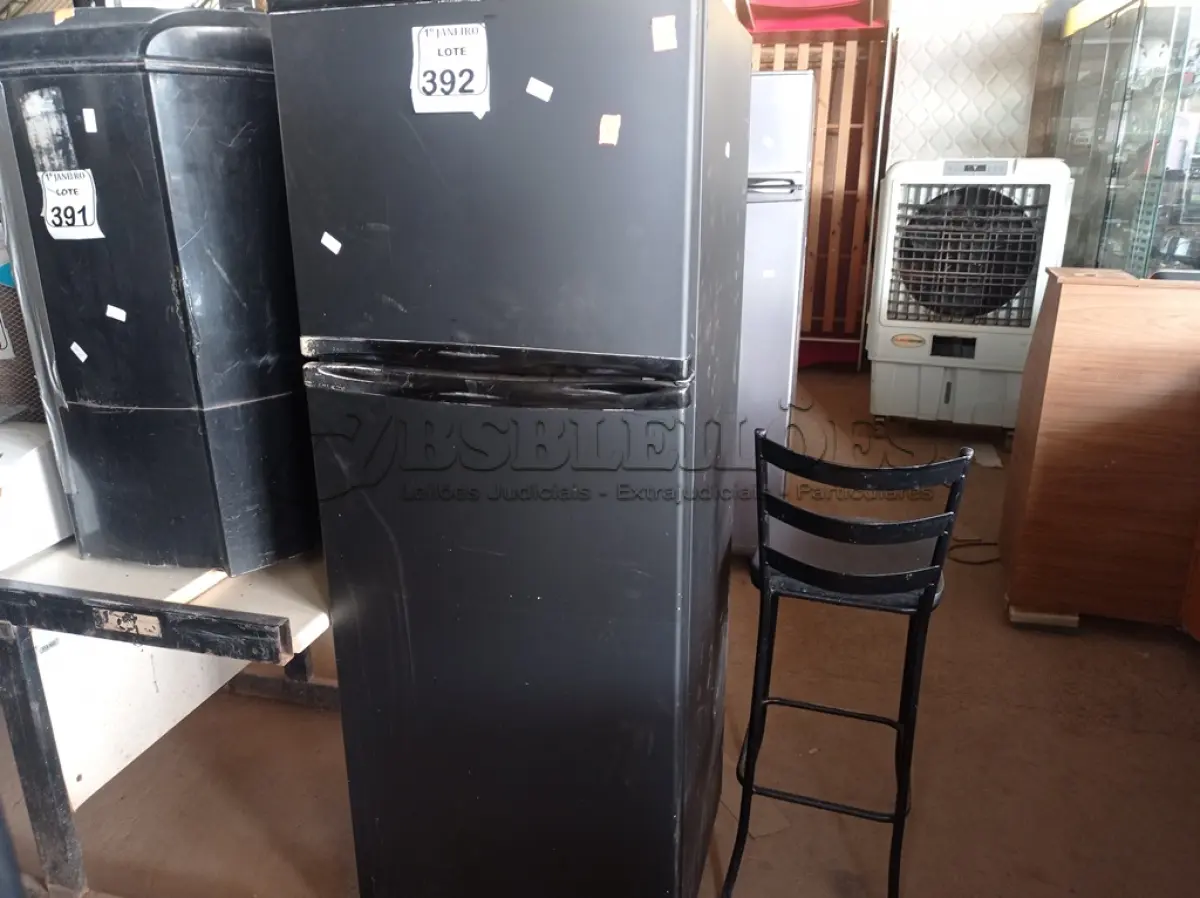 LOTE 392 - 01 GELADEIRA MODELO DC33 MARCA ELECTROLUX 220V. (NO ESTADO) ATENÇÃO! FAZER A VISITAÇÃO ANTES DE ARREMATAR, NÃO SABEMOS SE FUNCIONA. LEILÃO NÃO TEM GARANTIA E NEM DEVOLUÇÃO, SUJEITO A POSSÍVEIS AVARIAS VISÍVEIS/OCULTAS E/OU AUSÊNCIA DE COMPONENTES.