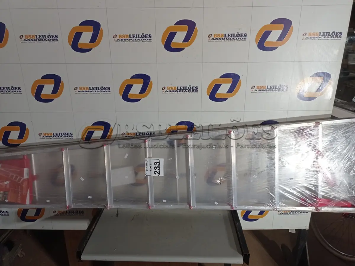 LOTE 233 - 01 ESCADA DE ALUMÍNIO C/09 DEGRAUS. (NO ESTADO) ATENÇÃO! FAZER A VISITAÇÃO ANTES DE ARREMATAR, NÃO SABEMOS SE FUNCIONA. LEILÃO NÃO TEM GARANTIA E NEM DEVOLUÇÃO, SUJEITO A POSSÍVEIS AVARIAS VISÍVEIS/OCULTAS E/OU AUSÊNCIA DE COMPONENTES.