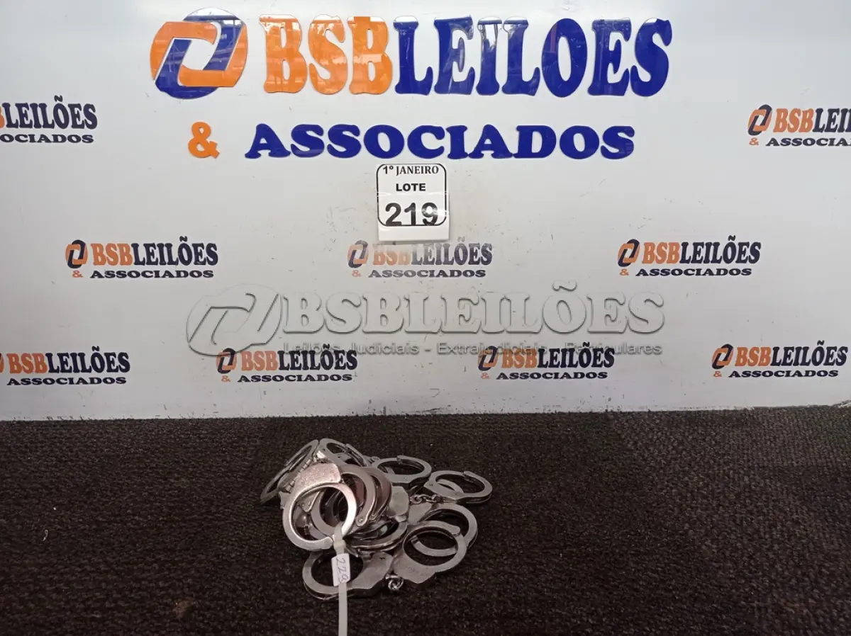 LOTE 219 - 01 ALGEMA DE FERRO, 01 SIRENE DE POLÍCIA, 02 TASERS E SINALIZADORES. (NO ESTADO) ATENÇÃO! FAZER A VISITAÇÃO ANTES DE ARREMATAR, NÃO SABEMOS SE FUNCIONA. LEILÃO NÃO TEM GARANTIA E NEM DEVOLUÇÃO, SUJEITO A POSSÍVEIS AVARIAS VISÍVEIS/OCULTAS E/OU AUSÊNCIA DE COMPONENTES.